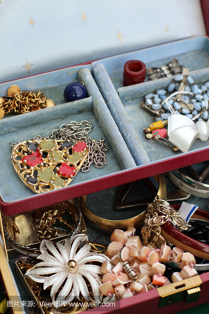 采购产品古董别针,手镯,和项链在珠宝盒